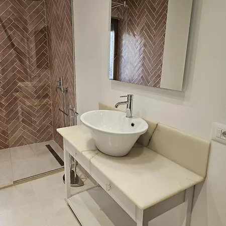 Spacious Modern In Prime Location *